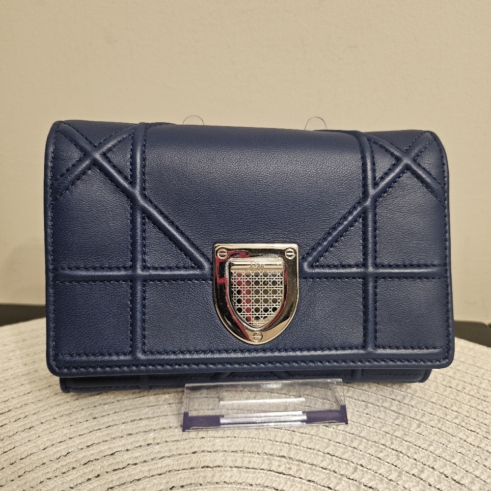 ๐ Christian Dior Diorama Navy Blue Leather Compact Wallet - Picture 2 of 11